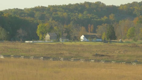 Buildings-among-fall-trees-on-mountain-landscape-near-the-American-Civil-War-battlefields-in-Gettysburg,-PA-USA