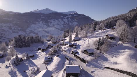 empujando sobre chalets cubiertos de nieve en terrassenweg en el acogedor pueblo de montaña grindelwald