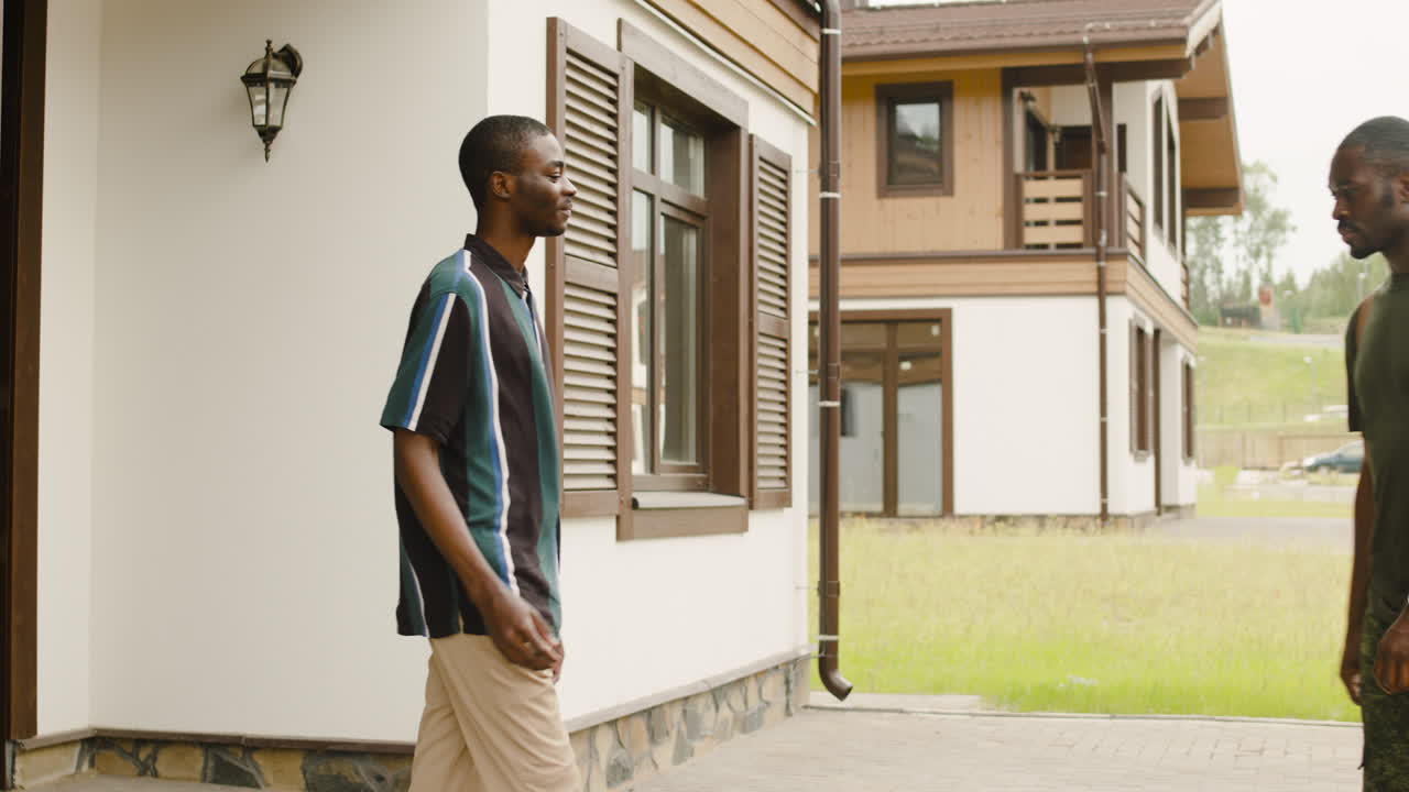 soldado masculino abrazando y despidiéndose de su hijo fuera de casa antes de ir al servicio militar 1