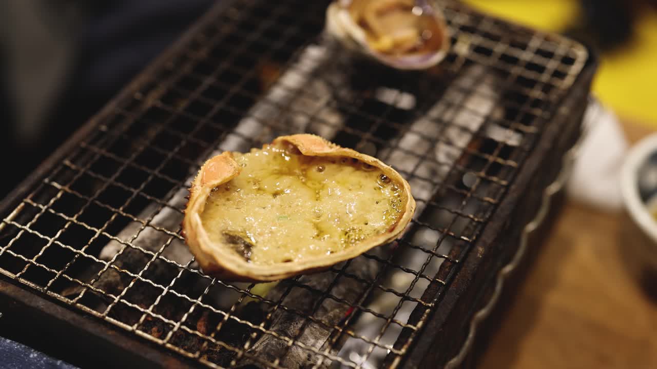 グリルで時間をかけてカニ肉を調理する