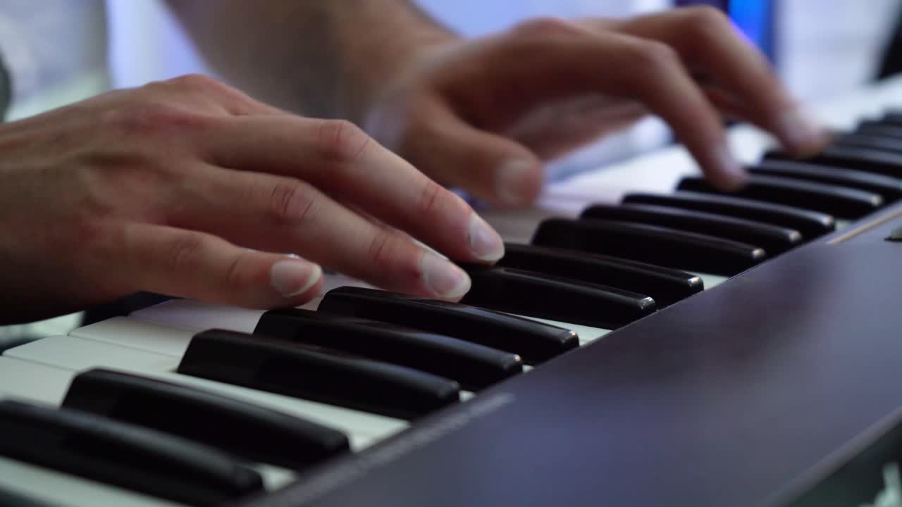 detalle de primer plano de las manos de un pianista tocando su instrumento.