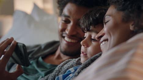 Familia-Feliz-Con-Un-Niño-Pequeño-Video-Chat-Usando-Un-Teléfono-Inteligente-Saludando-La-Pantalla-Disfrutando-De-La-Comunicación-Por-Teléfono-Móvil-En-Casa