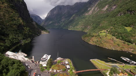 Vista-Aérea-Del-Fiordo-Nærøyfjord-En-Noruega-Con-Un-Paisaje-Montañoso-Circundante-Y-Un-Puerto-Deportivo-Turístico