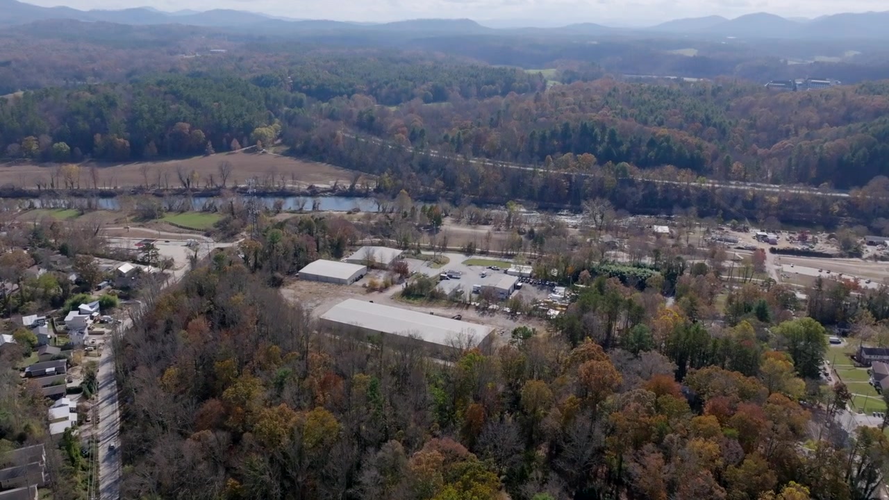 Luftoptagelser i Asheville, NC, der flyver mod den lukkede French Broad River Park.