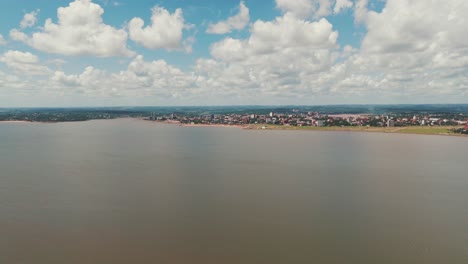 imagen larga de la ciudad costera de encarnación en itapúa, paraguay, destacando el paisaje urbano y su pintoresca orilla