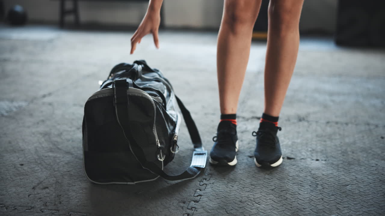 스포츠, 여자 및 가방과 함께 체육관에서  ⁇ 는