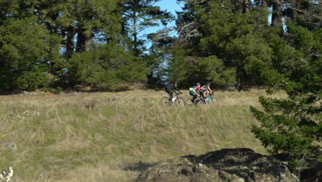 Tres-Hombres-En-Bicicleta-De-Carretera-En-Un-Grupo-En-Una-Cresta-Del-Monte-Tamalpais-En-California