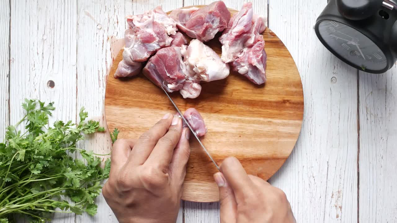 preparación de carne cruda de cordero o de cabra para la cocción