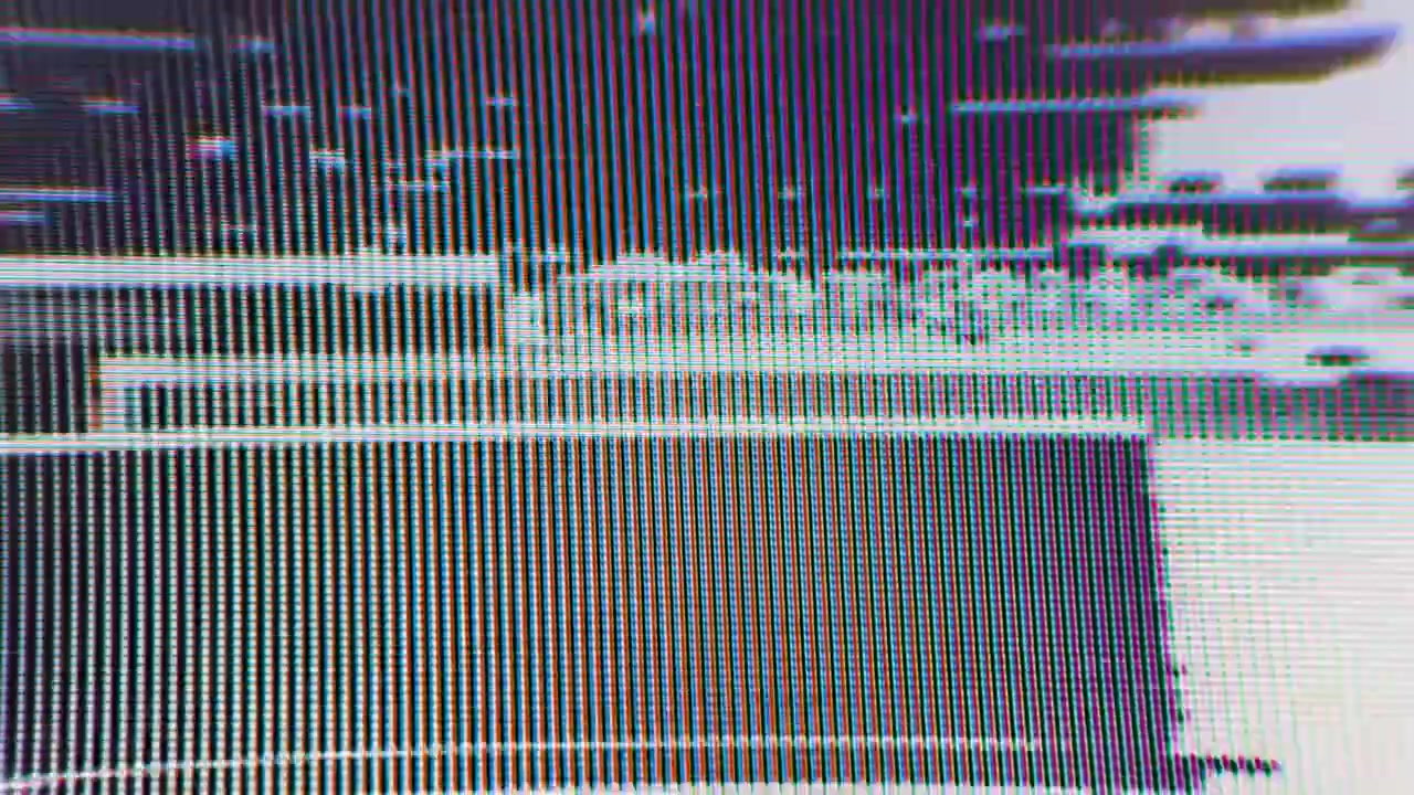 Linee glitch CRT ondulate e colorate su sfondo scuro, distorsione del segnale analogico primo piano macro