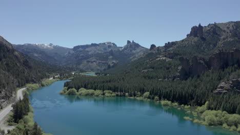 antena - bosque junto al río limay en valle encantado, patagonia, neuquen, argentina