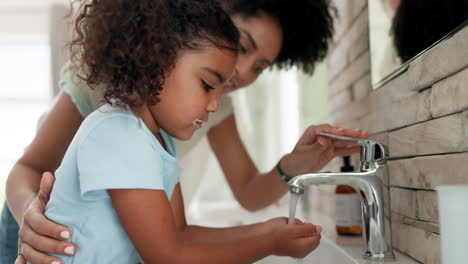 Madre,-Niño-Y-Cepillarse-Los-Dientes-En-El-Baño.