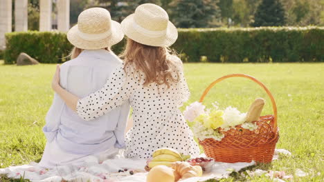 schwestern genießen ein picknick im park