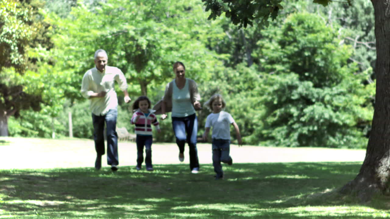 familia corriendo juntos en cámara lenta