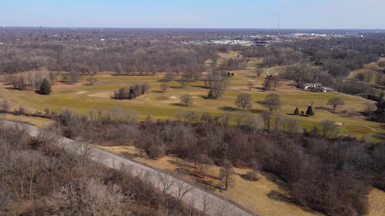 el campo de golf de rouge park desde arriba en detroit, michigan, estados unidos