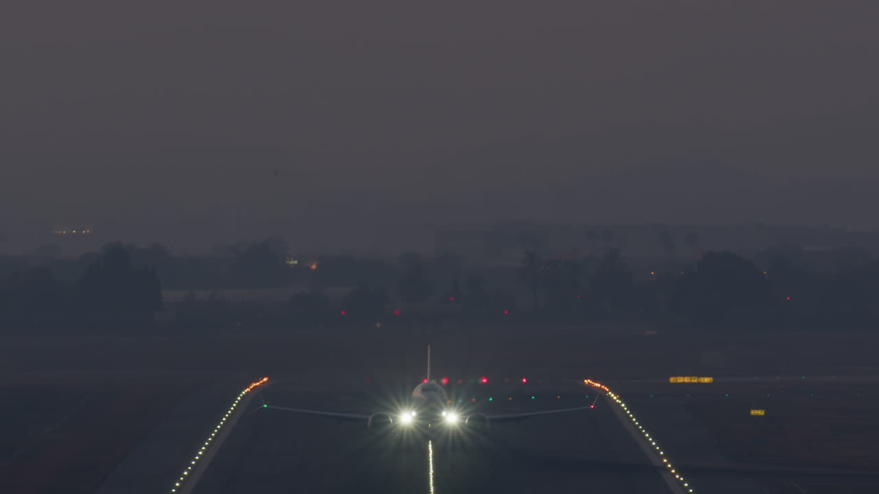 despegue al anochecer - disparo frontal del avión