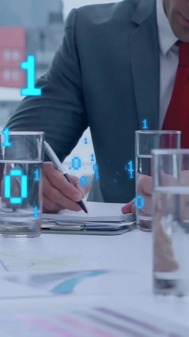 Animazione di codifica binaria ed elaborazione dati su diversi professionisti in ufficio.