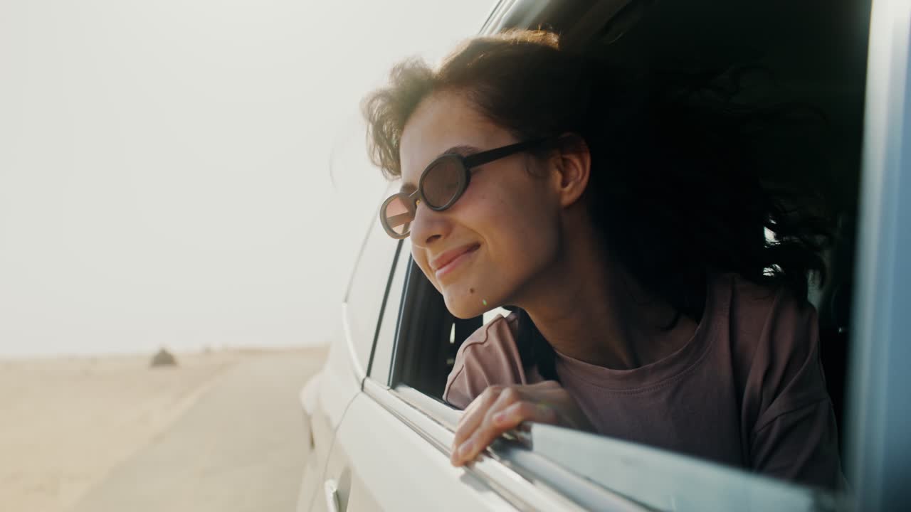 mujer disfrutando de un viaje por carretera en el desierto