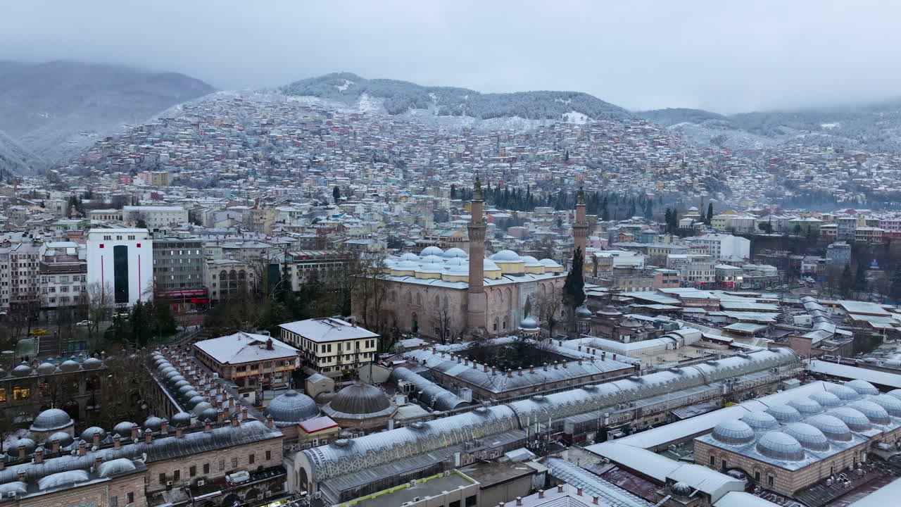 Bursa, Türkiye'de kış mevsiminde şehir manzarası fonunda Bursa Ulu Camii