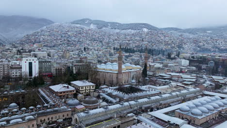 gran mezquita de bursa con fondo de paisaje urbano durante el invierno en bursa, turkiye