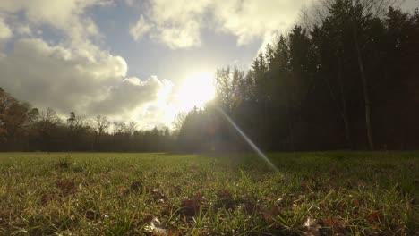 Zeitraffer-Eines-Sonnigen-Herbsttages-Mit-Ziehenden-Wolken-Aus-Niedriger-Perspektive