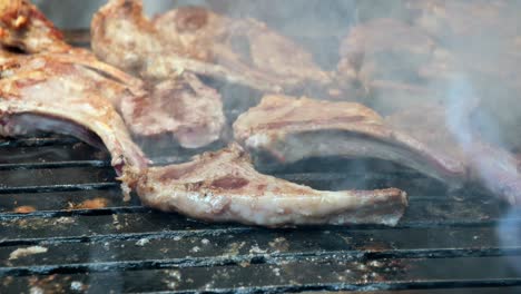 chuletas de cordero a la parrilla en una parrilla