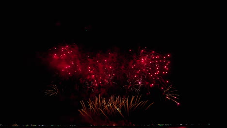 Loop-seamless-of-real-fireworks-background-with-bokeh-lights-in-the-night-sky