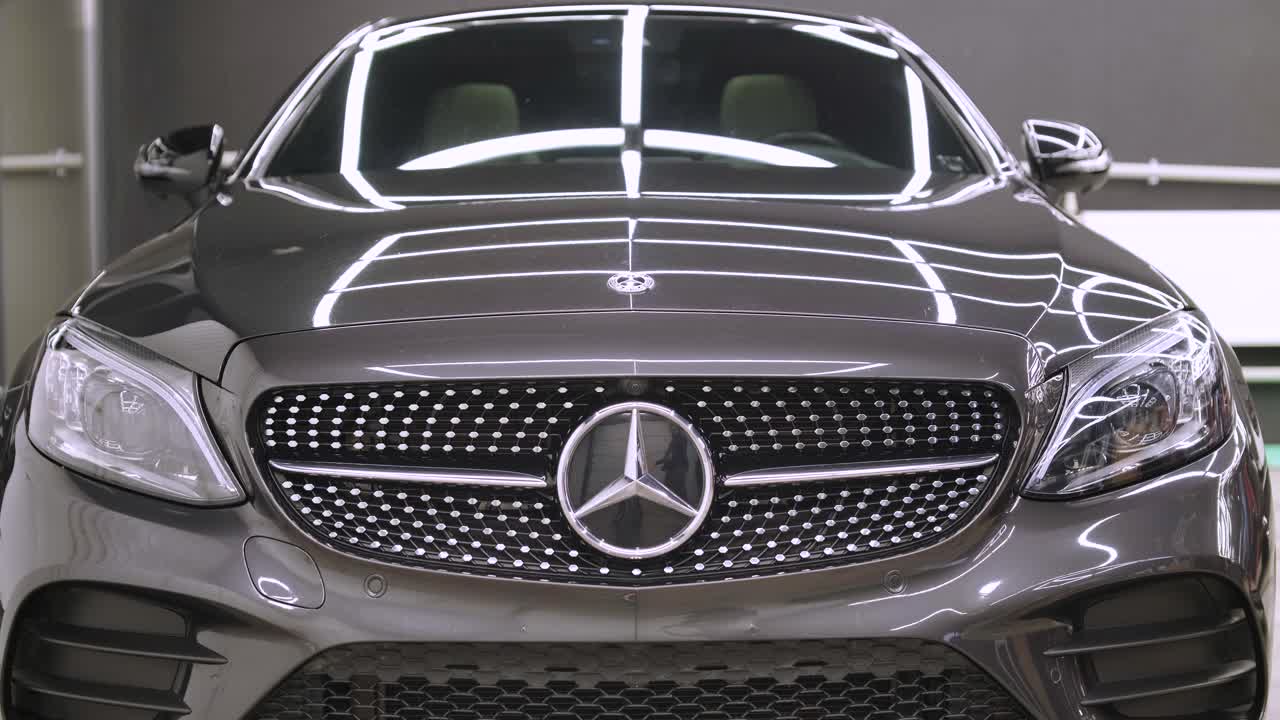 mercedes. conducción de prueba del concesionario de mercedes. casa de automóviles.