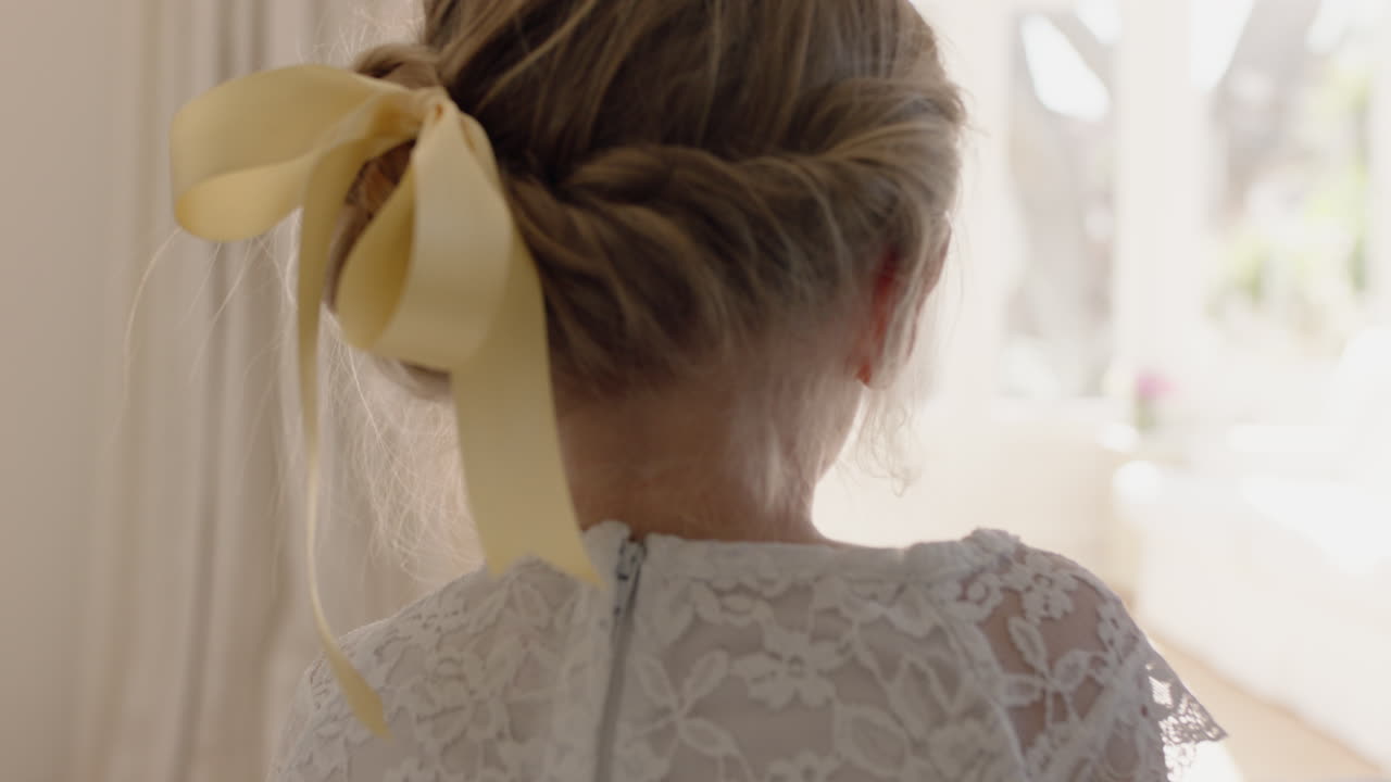 테디 베어와 함께 침대에 앉아 있는 아름다운 작은 소녀 슬픈 아이 집에서 외로운 느낌 4k 영상