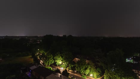 Secuencia-De-Lapso-De-Tiempo-De-Relámpagos-De-Tormenta-En-La-Noche-Sobre-Un-Pueblo