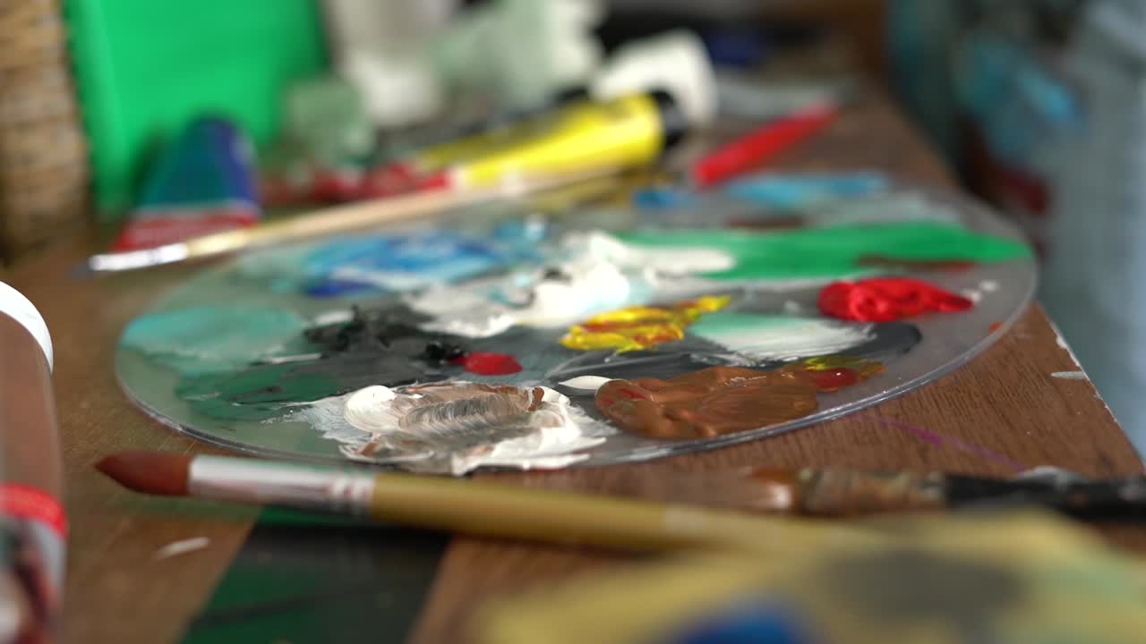 예술, 페인트 브러시를 만드는 다채로운 팔레트에서 검은 페인트를 복용