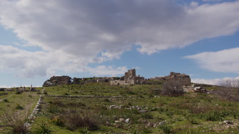 antiguas ruinas en un campo en mileto