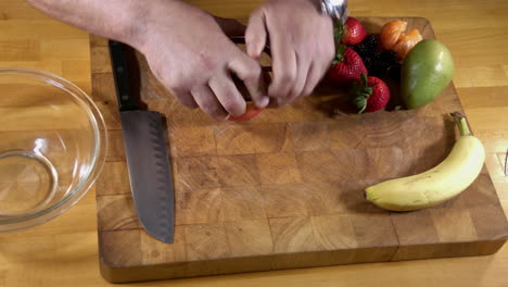 corte y descorazonado de manzana y par para batido de frutas