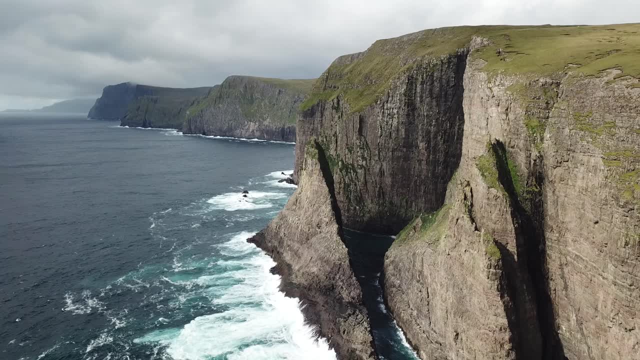 las escarpadas costas de las islas feroe tienen algunas de las vistas más increíbles del mundo.