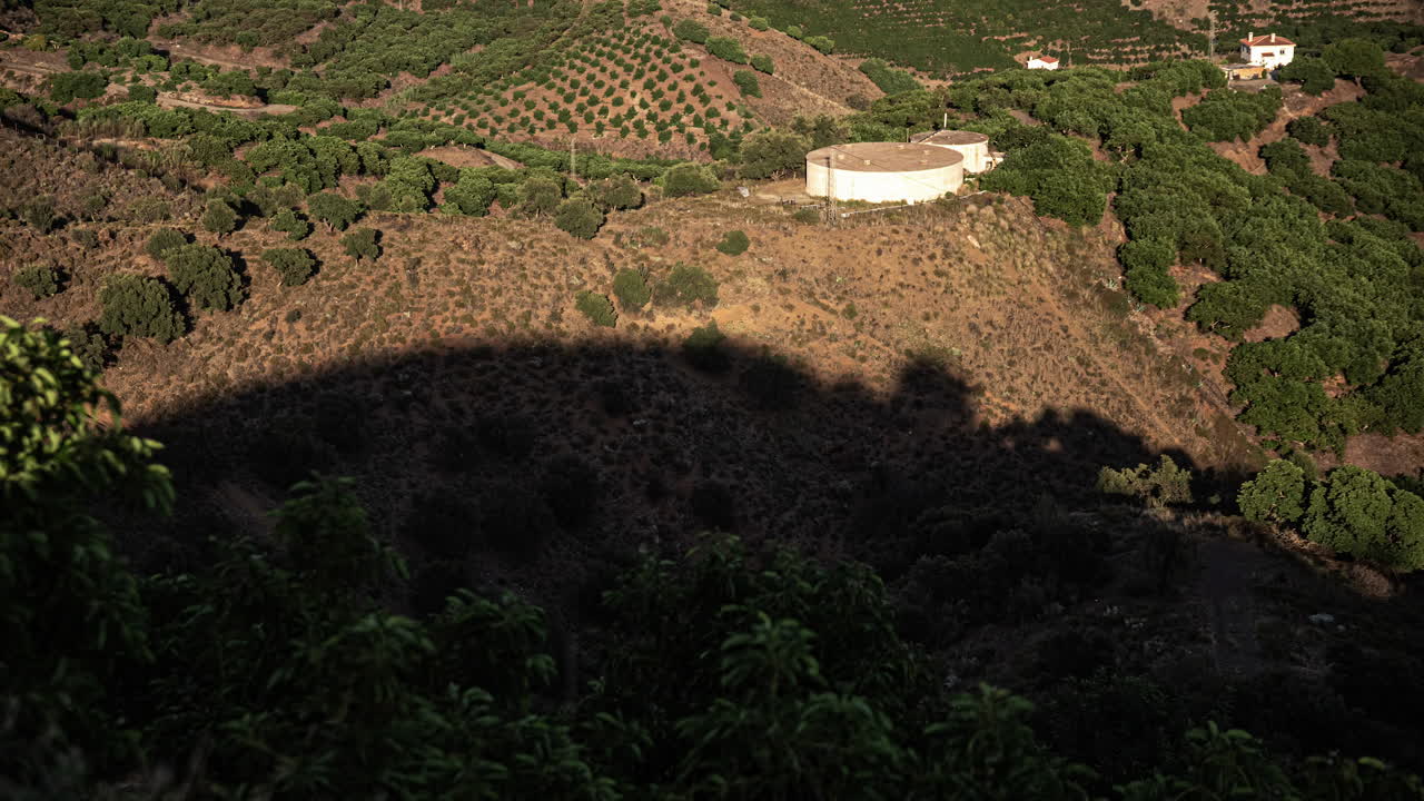 una vista única de la puesta de sol: la sombra se arrastra sobre la ladera