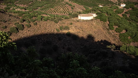 Vista-única-Del-Atardecer:-Sombra-Arrastrándose-Sobre-La-Ladera