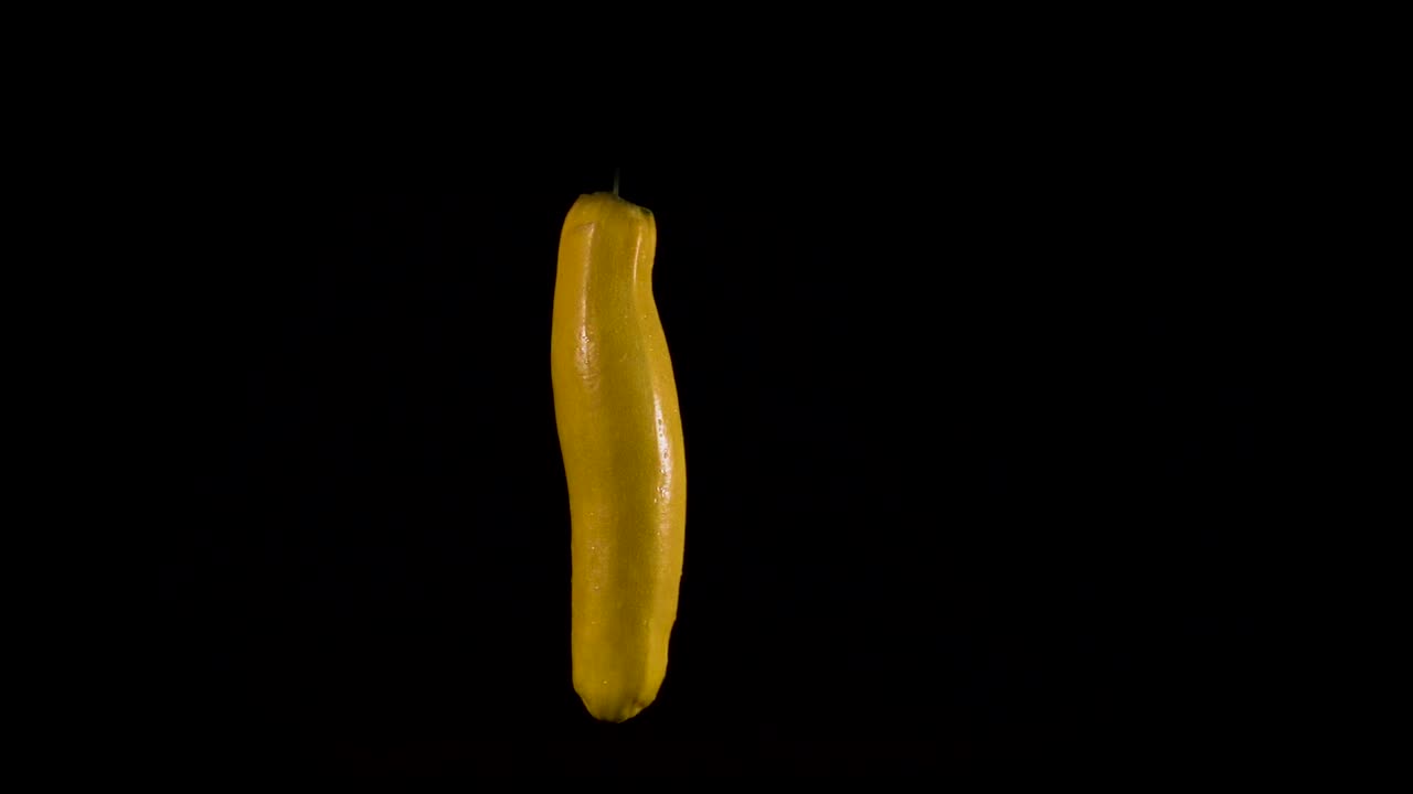 Zucchine gialle su sfondo nero sembrano danzare