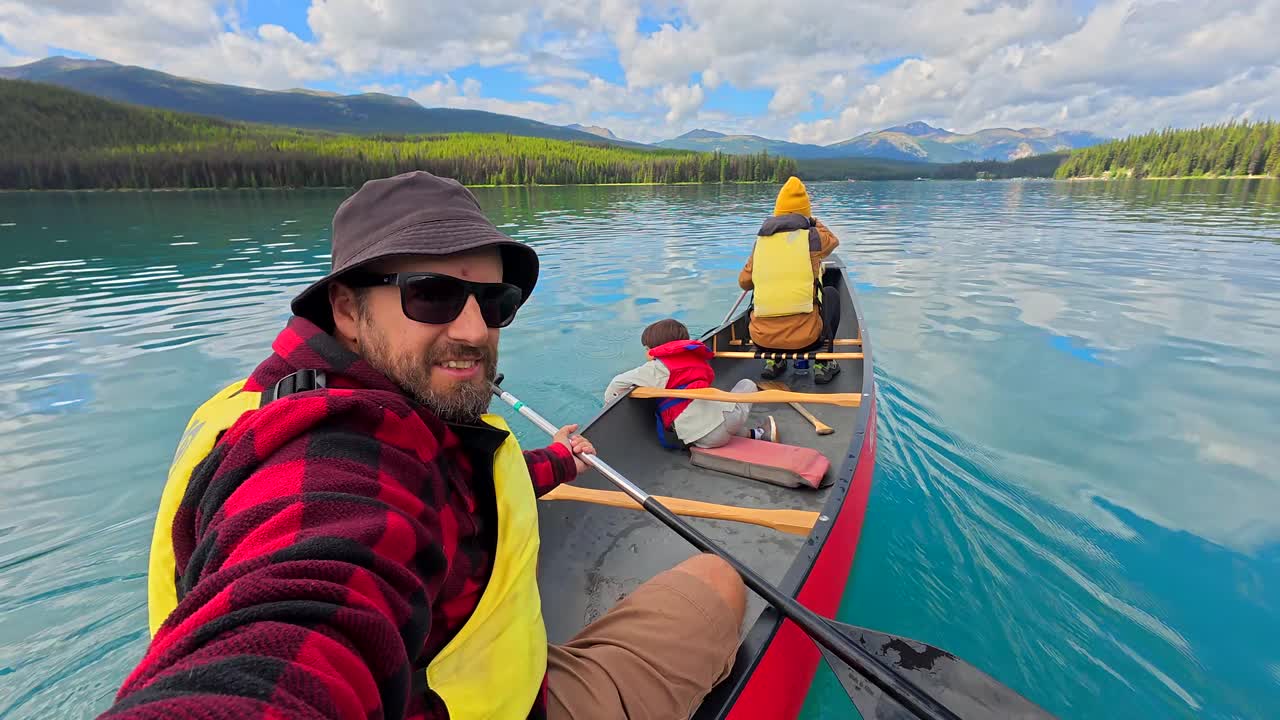Kanu fahren auf einem wunderschönen Bergsee