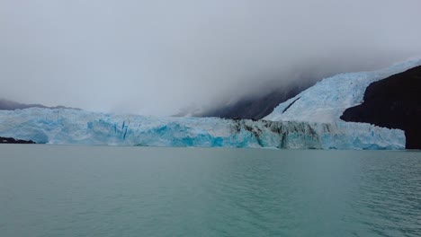 냉정한 색상의 놀라운 안개 층이있는 산의 인상적인 빙하 spegazzini glacier