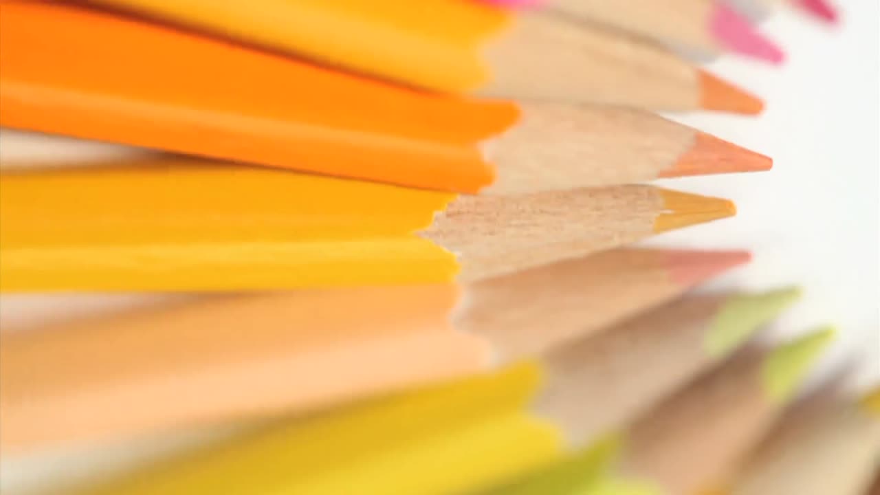 la parte superior de los lápices de color girando