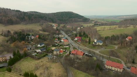 Vista-Aérea-De-Los-Caminos-Rurales-En-Jedlina-zdroj,-Condado-De-Walbrzych,-Suroeste-De-Polonia