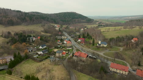 vista aérea de las carreteras rurales en jedlina-zdroj, condado de walbrzych, suroeste de polonia