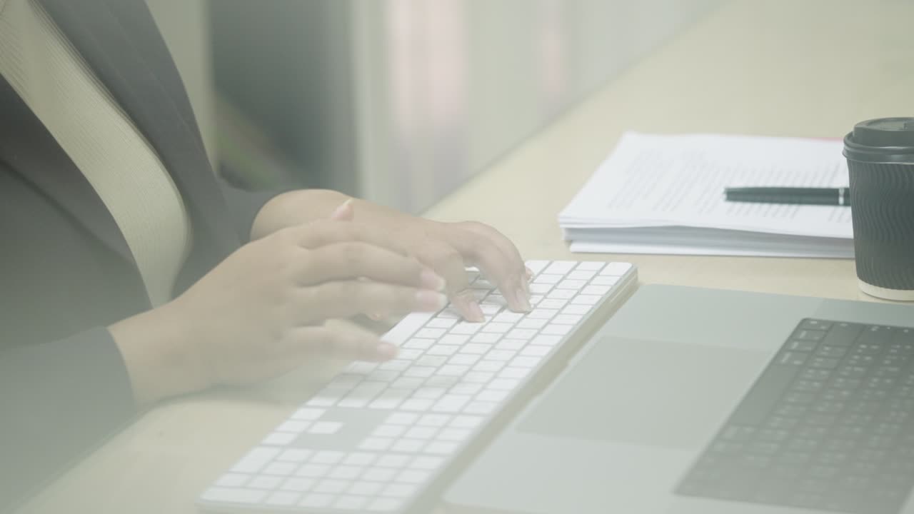 사무실 책상에서 정보 검색, 마케팅 연구 보고서를 위해 노트북 컴퓨터 키보드에 타이핑하는 사업가의 손