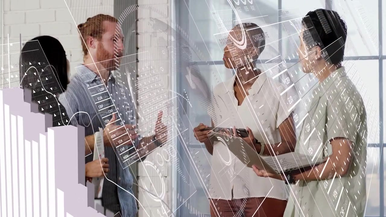 Rødhåret taler, team afstemmer forretning med leder, der peger på tablet, mens HUD-diagrammer vokser over gruppen.
