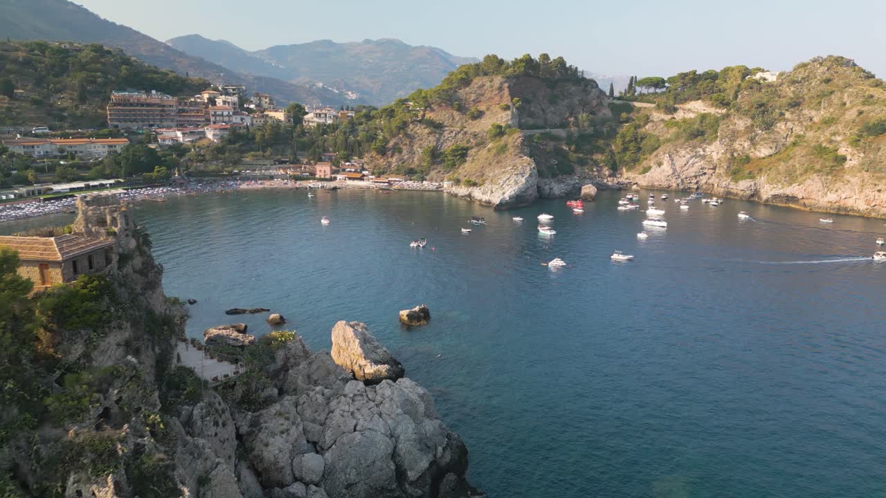 Ripresa drone all'indietro rivela la splendida Isola Bella a Taormina, destinazione turistica siciliana