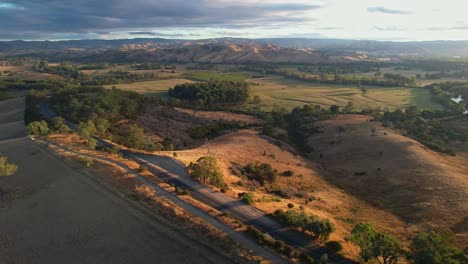 Luftaufnahme-über-Den-Maroondah-Highway-Und-Blick-Auf-Die-Wunderschönen-Hügel-Dahinter-In-Der-Nähe-Von-Thornton,-Victoria,-Australien