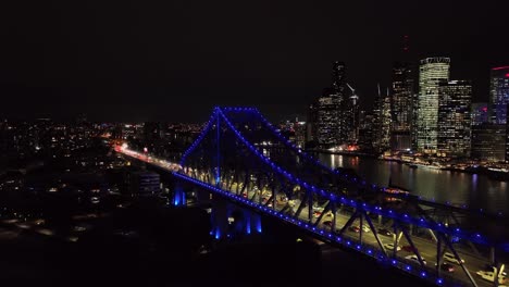 Push-in-drone-shot-of-Brisbane-City's-Story-Bridge