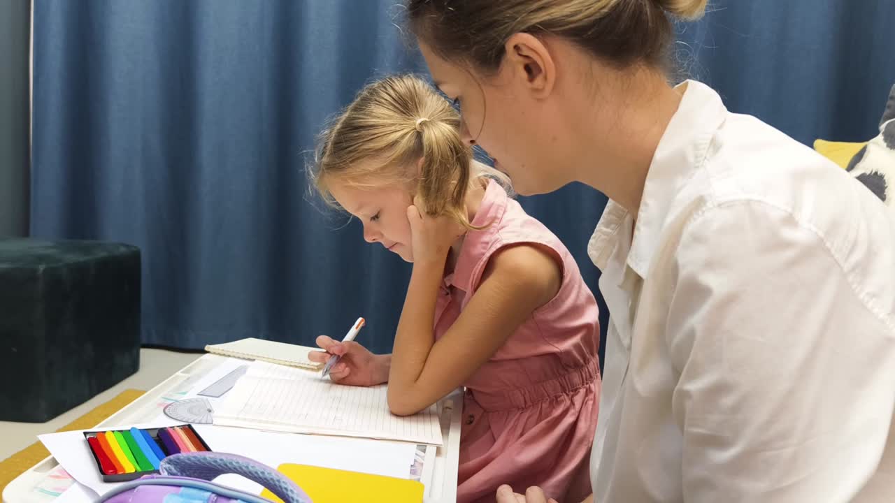 madre ayudando a su hija con los deberes