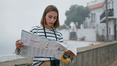 Girl-looking-tourist-map-in-old-european-town.-Beautiful-woman-enjoying-vacation