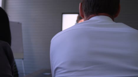 ejecutivos haciendo videoconferencias en la oficina 4k