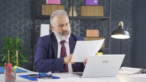 el hombre de negocios piensa mirando documentos.